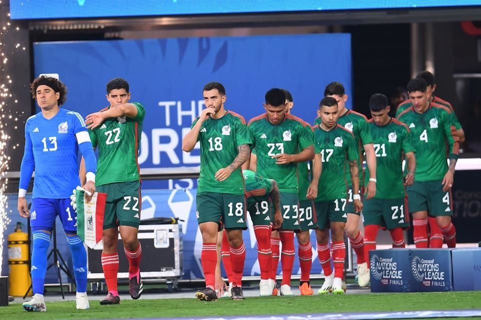 Memo Ochoa y compañía al final del partido.