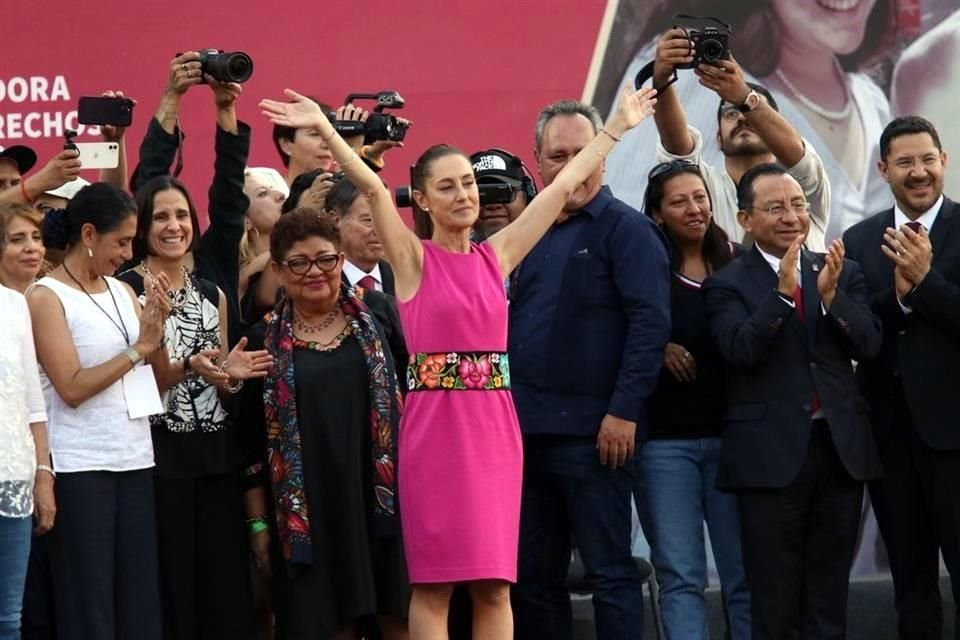 En el mitin realizado en la Alcaldía Cuauhtémoc, la morenista estuvo acompañada por los miembros de su Gabinete.