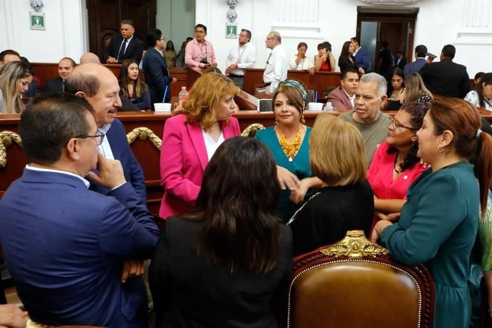 Alcaldes, diputados, dirigente y ex dirigentes de Morena acudieron también al Congreso de la Ciudad de México.|