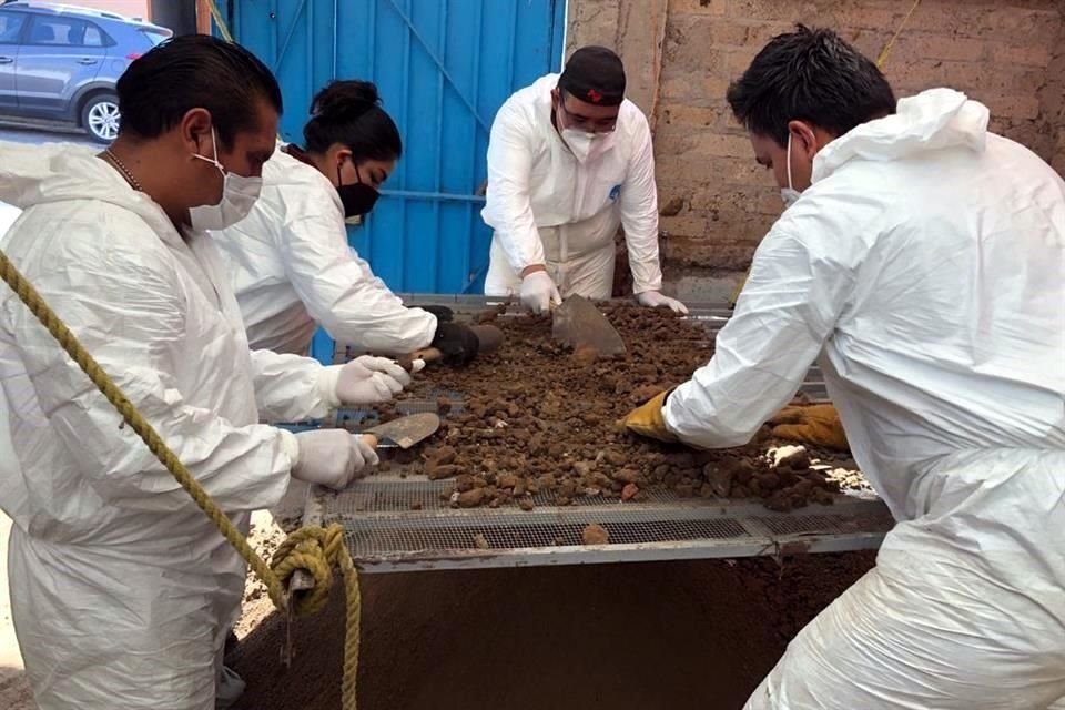 Personal de la Fiscalía mexiquense analizando restos hallados en la casa del feminicida de Atizapán.