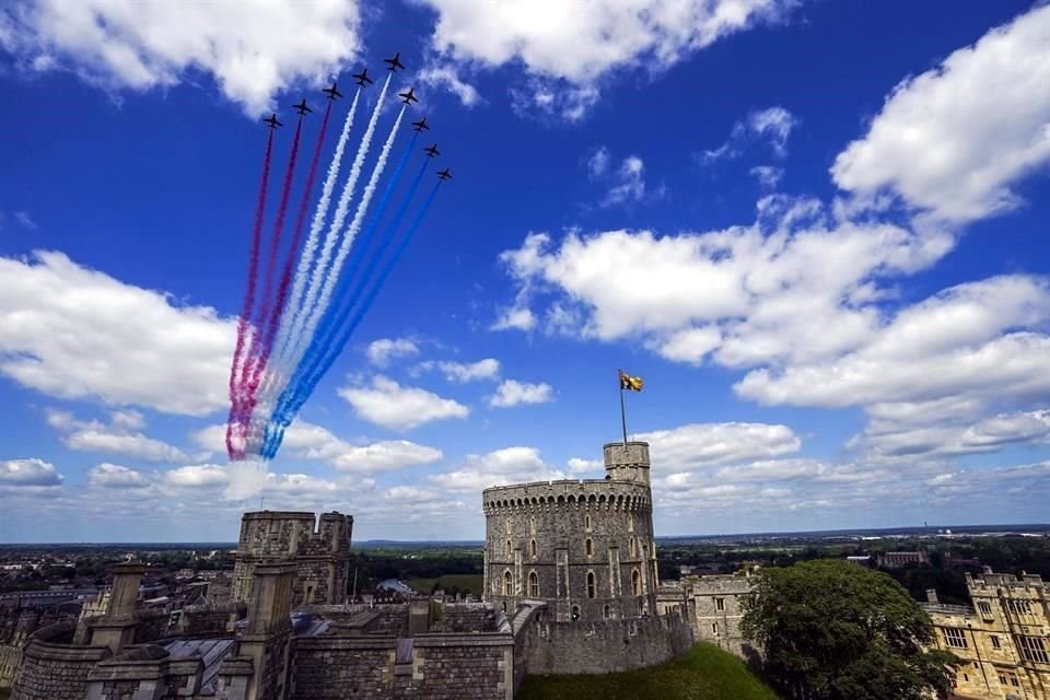 Para finalizar, hubo una salva de 41 cañonazos y los aviones acrobáticos 'Red Arrow' de la Real Fuerza Aérea británica efectuaron su tradicional vuelo dejando un rastro de humo rojo, blanco y azul.