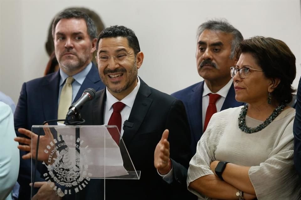 'Les agradezco a todas las diputadas y diputados por su trabajo y les agradezco este gran gesto de colaboración con el Gobierno de la Ciudad de México en esta etapa que inicia el día de hoy', dijo Batres.