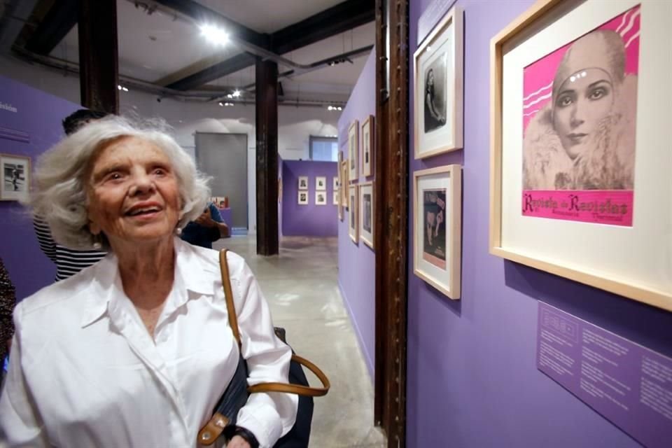 La escritora Elena Poniatowska participó en la presentación de la muestra, de la que ella también es parte, retratada como reportera tomando notas, en una sección que reivindica a creadoras.