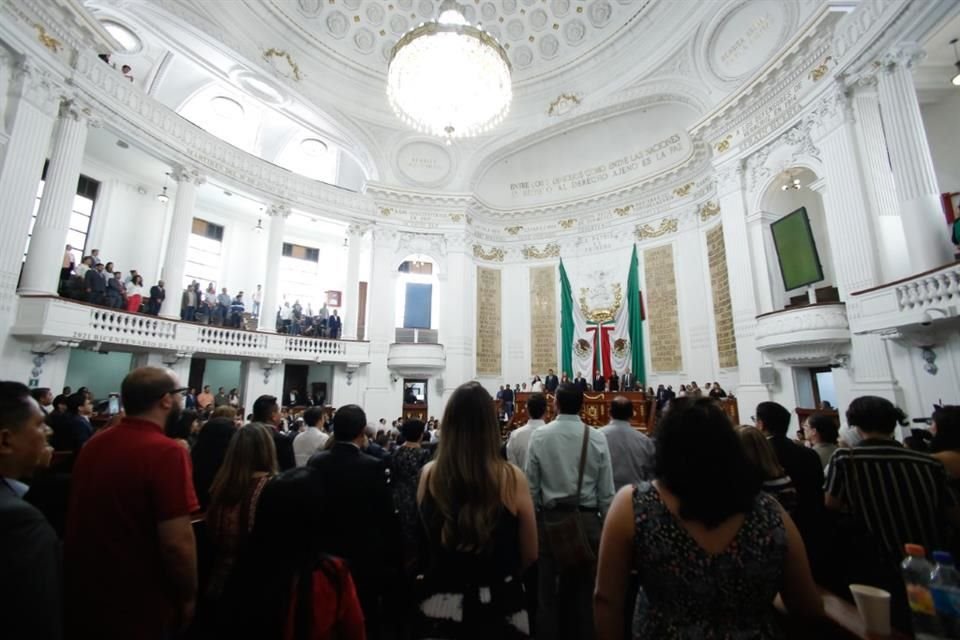 Durante la toma de protesta se pusieron de pie.