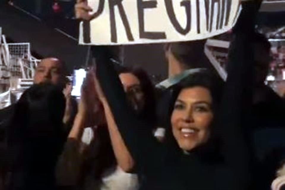 La socialité Kourtney Kardashian sorprendió a su pareja Travis Baker, al anunciarle que está embarazada en pleno concierto.