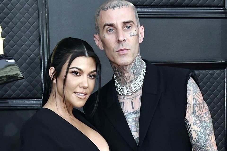 La socialité Kourtney Kardashian sorprendió a su pareja Travis Baker, al anunciarle que está embarazada en pleno concierto.