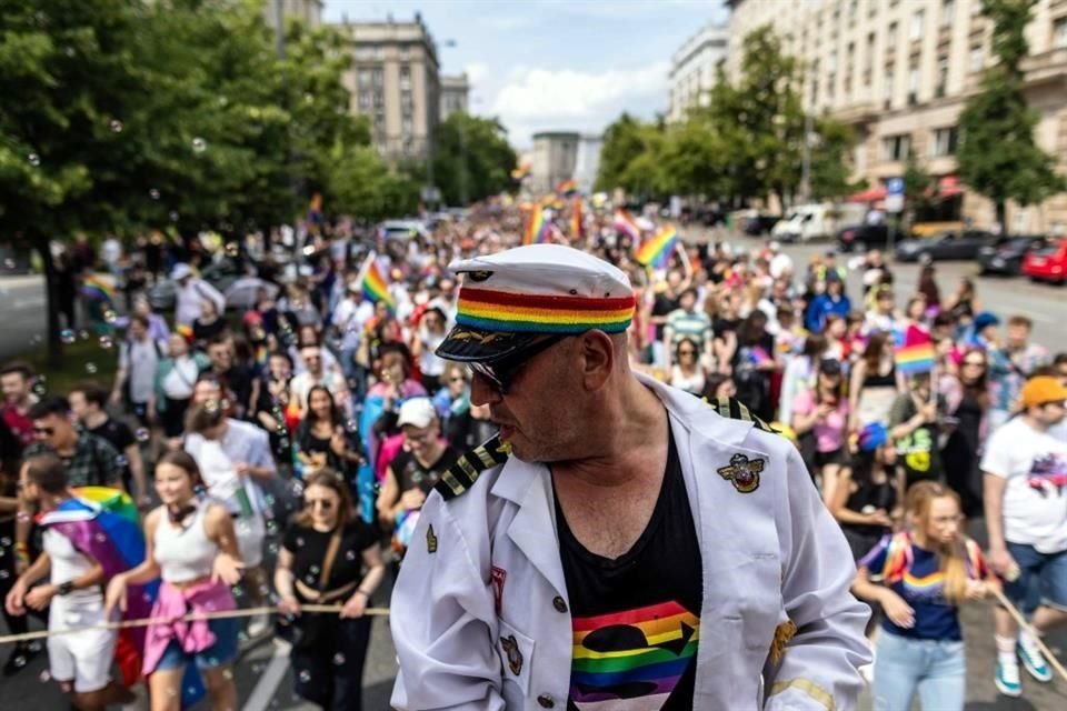 Los participantes del desfile de la Igualdad celebran en las calles de Varsovia, Polonia.