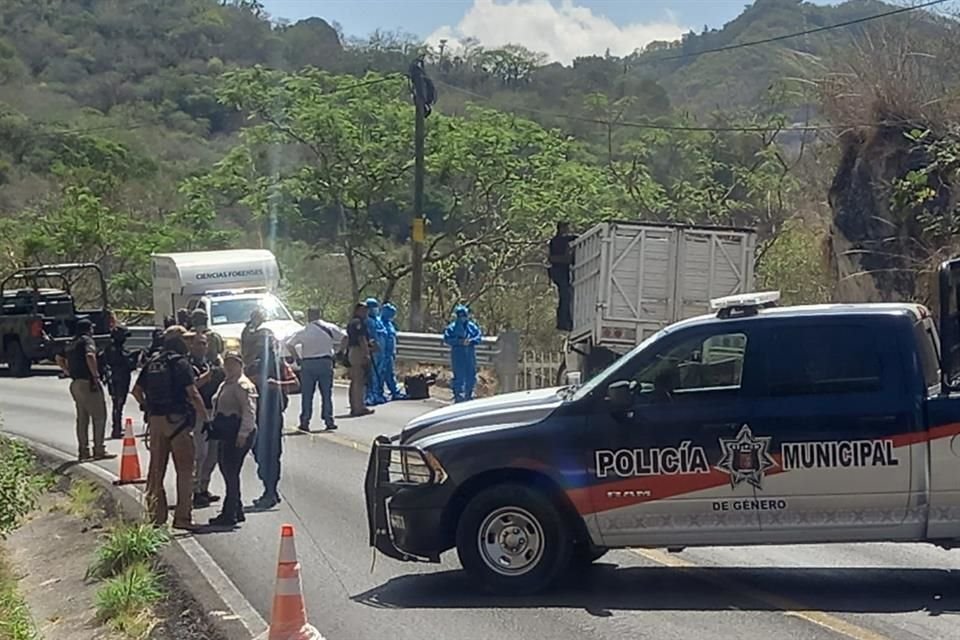 Los cuerpos se localizaron al interior de la batea de una camioneta en carretera que conecta Tixtla con Chilpancingo.