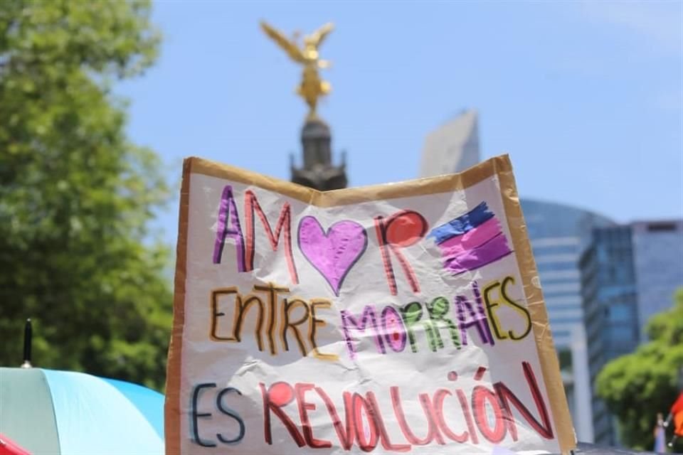 La tercera Marcha Lencha, del Ángel de la Independencia al Monumento a la Revolución, convocó a cientos de mujeres bajo la consigna de la visibilización.