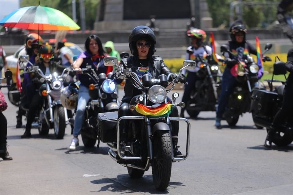 Algunas participantes acudieron en motocicletas, las cuales portaban banderas de la diversidad sexual.