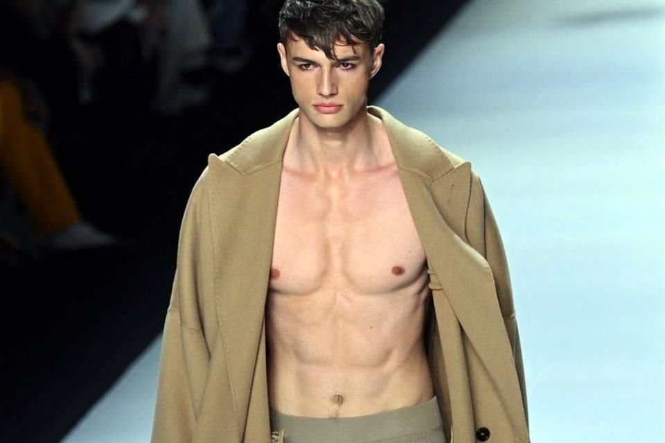 Dolce & Gabbana exalta la elegancia sensual del hombre  en la colección SS24 que presentaron en la Semana de la Moda de Milán.