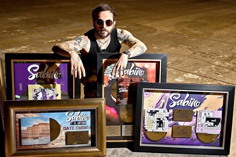 Por varios de sus sencillos, como 'Date Cuenta', 'La Magia' y 'Ying Yang', fue reconocido con Discos de Oro y Platino.