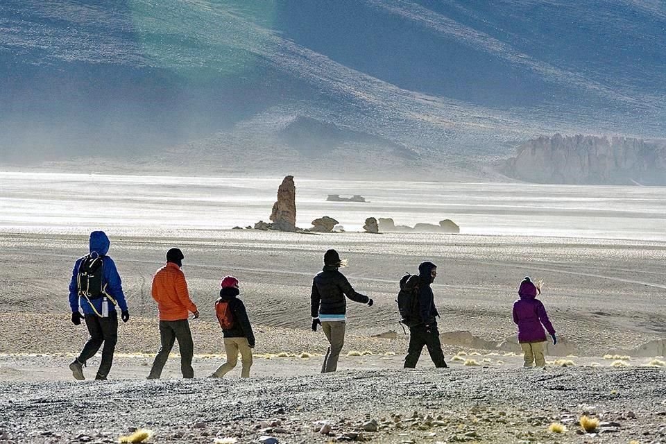 CAMINATA EN EL SALAR DE UYUNI, BOLIVIA.