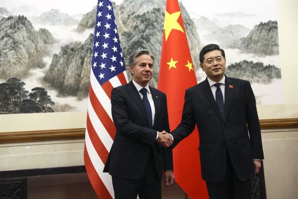 El Secretario de Estado estadounidense Antony Blinken, estrecha la mano del Ministro chino del Exterior, Qin Gang.
