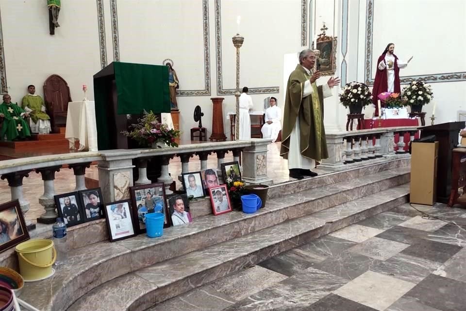 El vicario durante el servicio religioso en la Catedral de Chilpancingo.