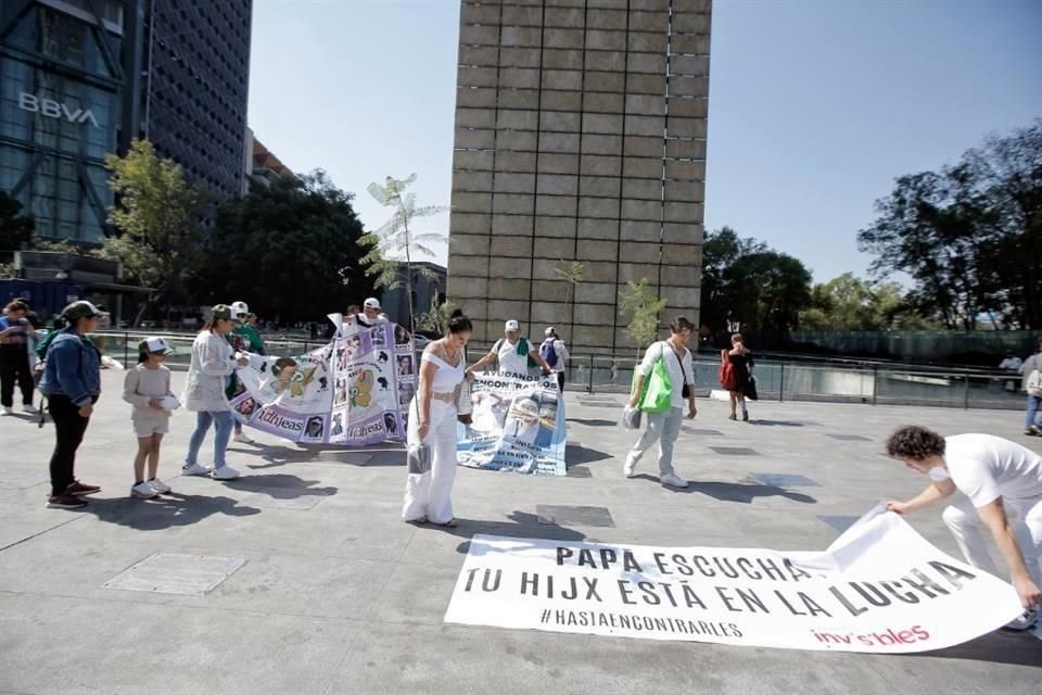 Activistas conmemoraron el Día del Padre con una Protesta de padres buscadores y desaparecidos frente a la Estela de Luz.