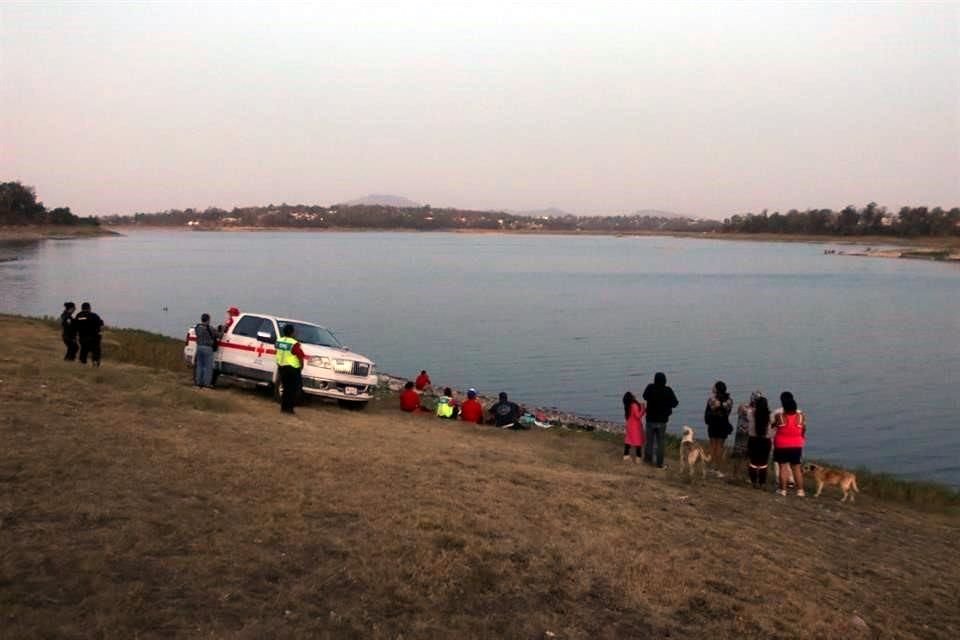 Un joven de 19 años fue arrastrado por la corriente, luego de meterse al Lago Guadalupe.