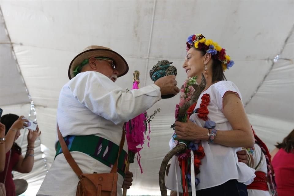 Sheinbaum encabezó un evento público en Xochimilco, donde se reunió con Pueblos Originarios quienes le entregaron un bastón de mando.