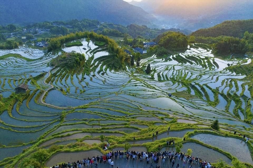 Turistas visitan una terraza en el condado de Yunhe, Lishui, provincia de Zhejiang.