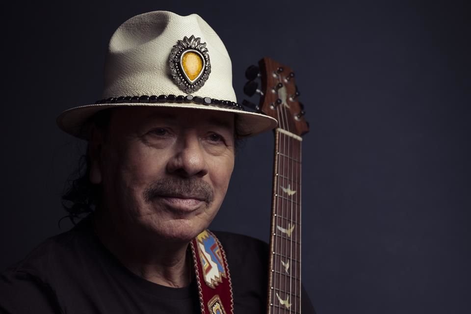 El cantante Carlos Santana reveló nuevos detalles del documental 'Carlos' que cuenta la historia de su vida.