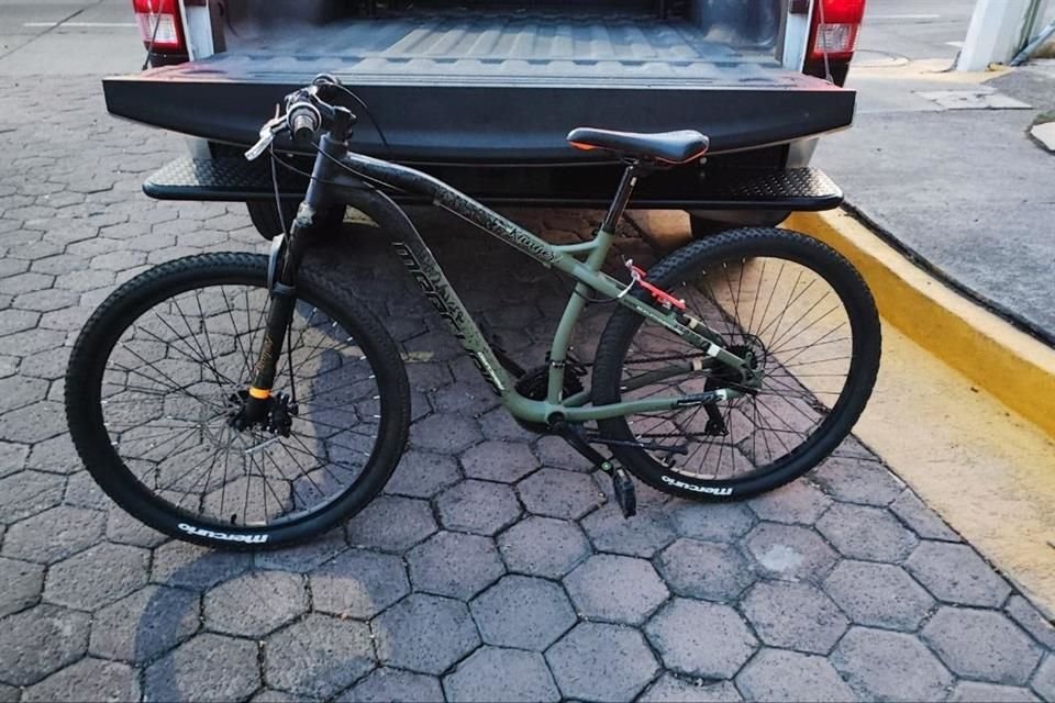 Pensó que podría escapar en una bicicleta robada sin que nadie lo notara, pero fue detenido.