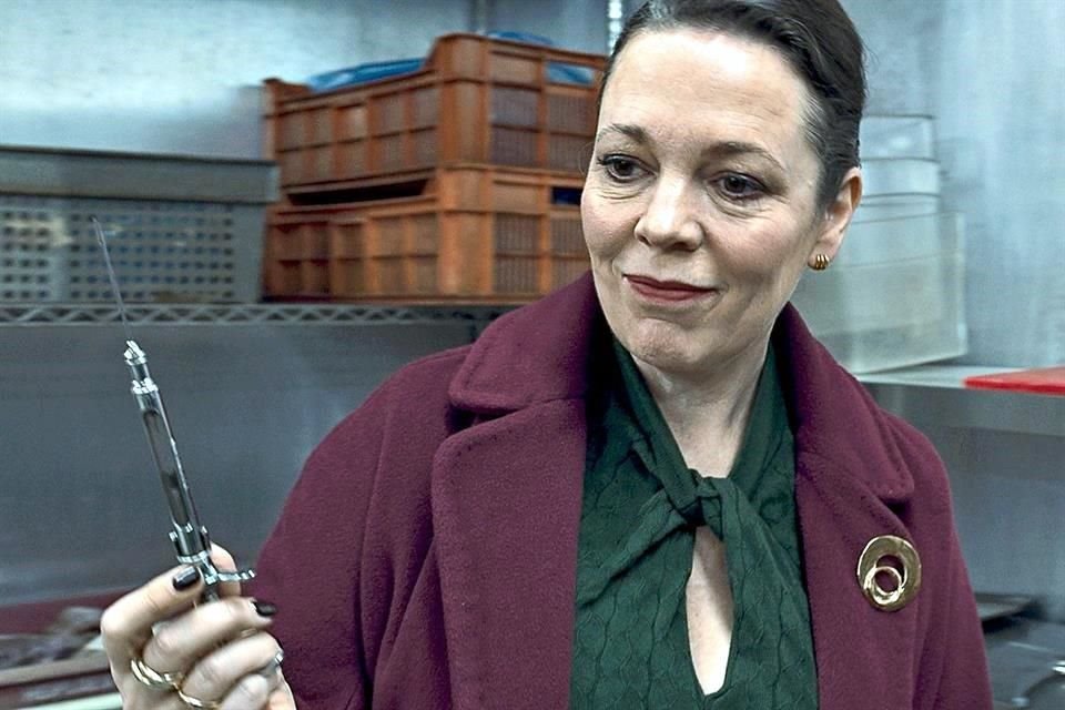 Olivia Colman da via a un personaje intrigante, violento y a la vez, sumamente encantador.