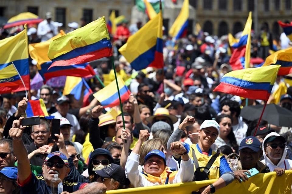 Personas participan en una manifestación contra el presidente colombiano Gustavo Petro.