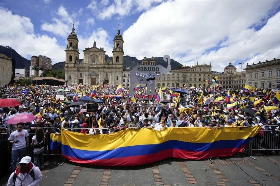 Miles de manifestantes protestan en las principales ciudades de Colombia contra las reformas que propone el izquierdista Gustavo Petro.