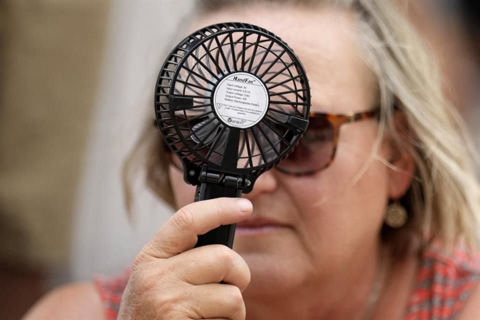 Una mujer trata de refrescarse con un ventilador de mano en Houston, Texas, el 17 de junio de 2023.