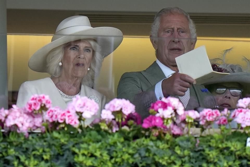 El Rey Carlos III y Camilla honraron a Isabel II con un mensaje en las carreras de caballos Royal Scot.