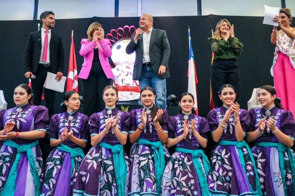 El Gobernador estuvo ayer en el aniversario de la Asociación Civil 'Mujeres Empoderadas'.