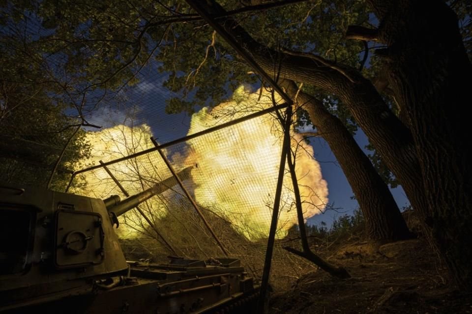 Una artillería autopropulsada ucraniana de la brigada 30 dispara hacia la posición rusa en la región de Donetsk, Ucrania, el 20 de junio de 2023.