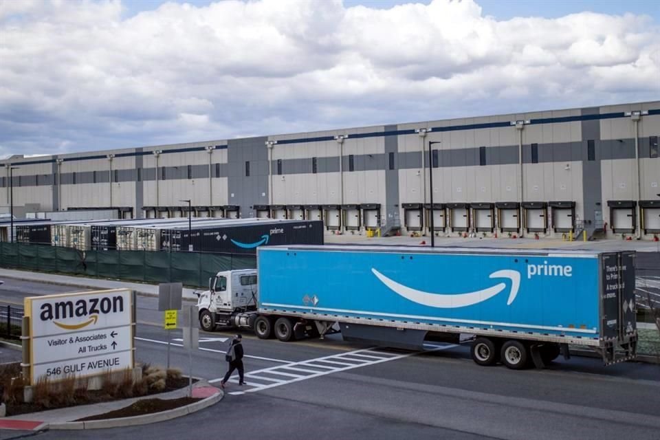 La agencia de protección al consumidor de EU presentó una demanda en la corte federal de Washington alegando que Amazon manipula a los usuarios para que se inscriban en Prime, donde los suscriptores pagan 139 dólares al año por privilegios como entrega rápida y gratuita.