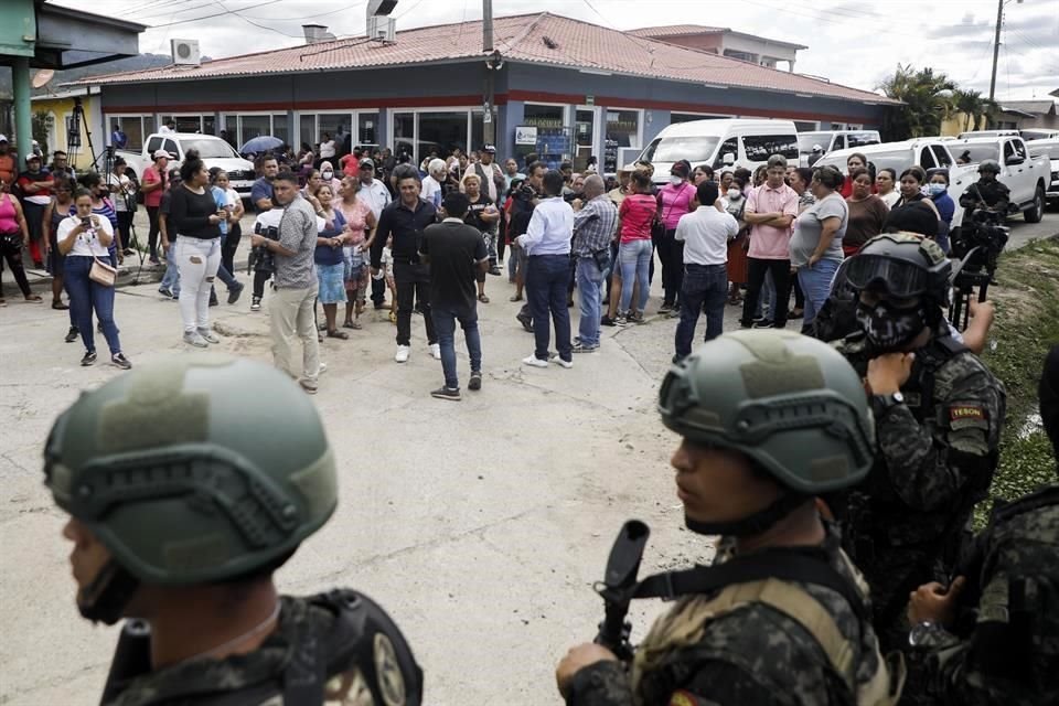 La policía resguarda la entrada de la cárcel de mujeres de Tamara, a las afueras de Tegucigalpa, Honduras.