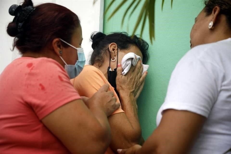 Familiares esperan con desesperación en la entrada de la cárcel de mujeres de Tamara, a las afueras de Tegucigalpa, Honduras.