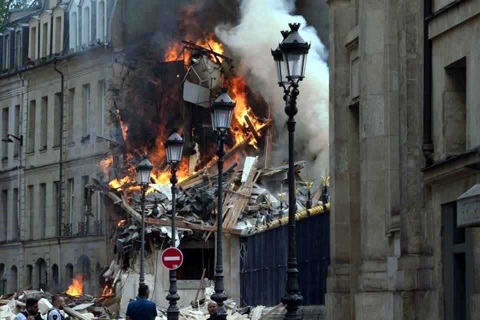 El humo sale de los escombros de un edificio en Place Alphonse-Laveran.