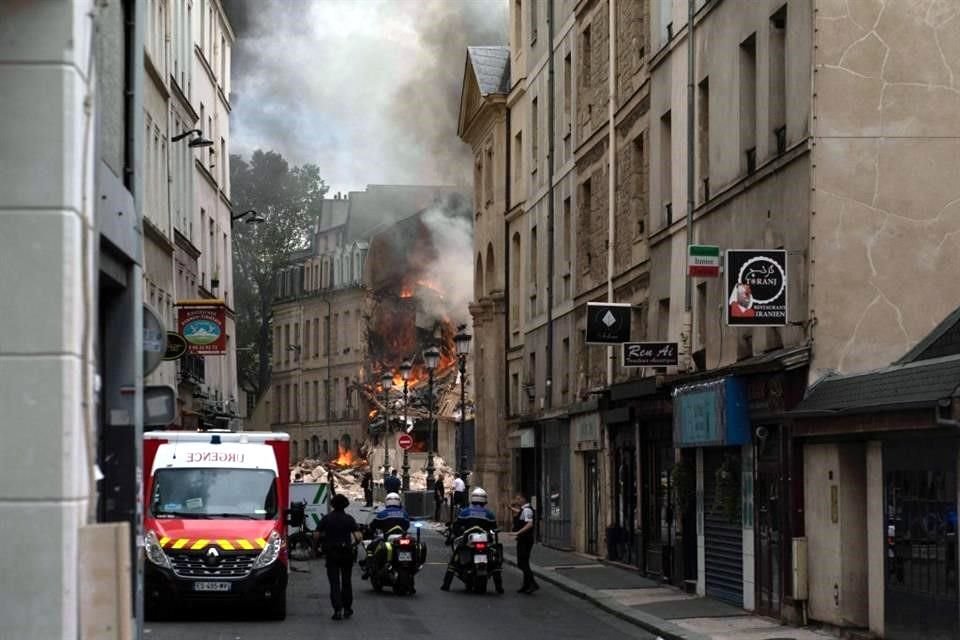 Un gran incendio de origen desconocido en un edificio en el centro de París, parte del cual se derrumbó.