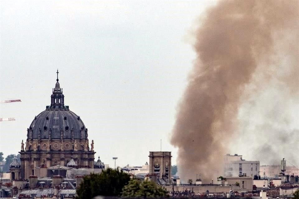 El humo provocado por el incendio se dispersó por toda la ciudad.