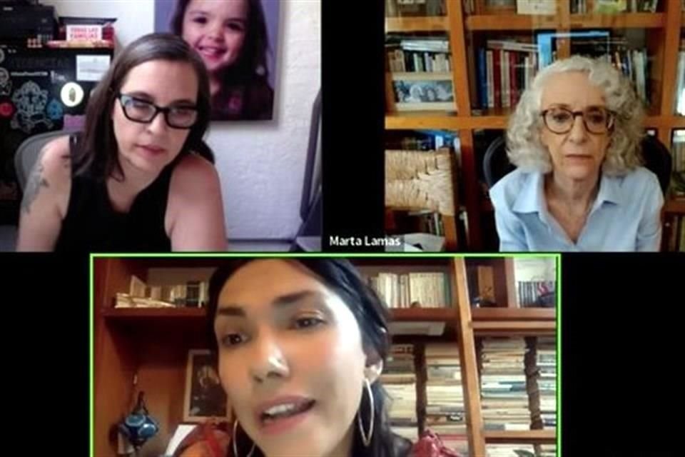 La artista Lorena Wolffer y la antropóloga Marta Lamas participaron en el conversatorio moderado por Paola Zavala.