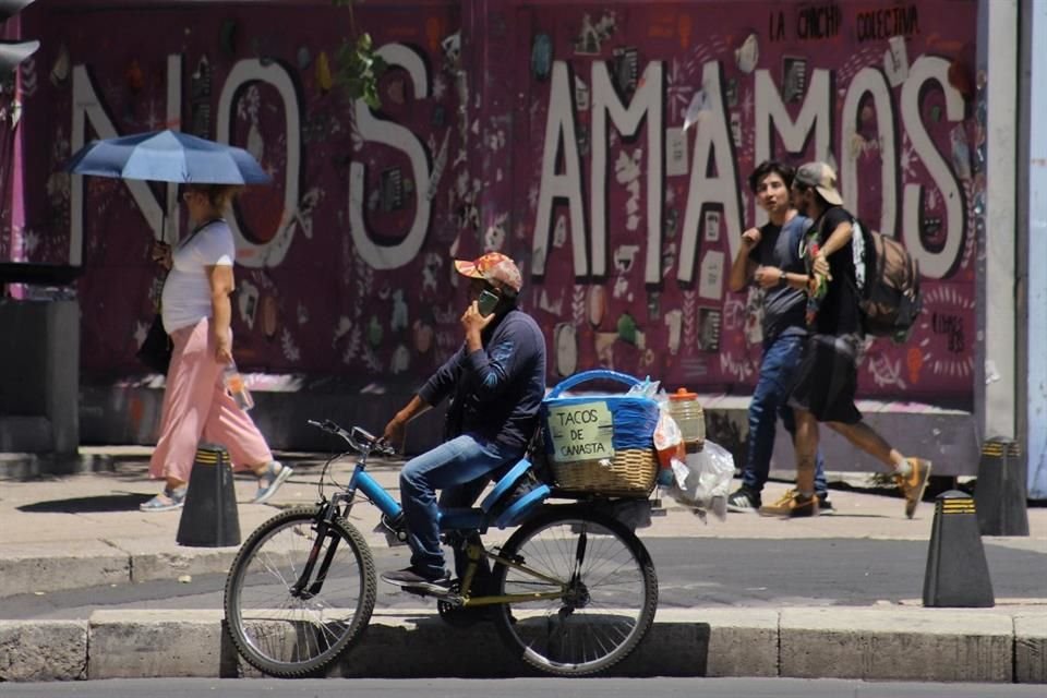 Las autoridades enfatizaron en medidas que la población debe priorizar como hidratación constante, evitar la exposición al sol de forma prolongada y no comer en la calle.