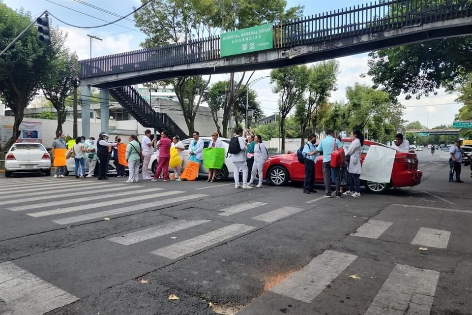 Los trabajadores de Xoco han dicho que hasta no tener una respuesta sobre su contratación y prestaciones, mantendrán el bloqueo.