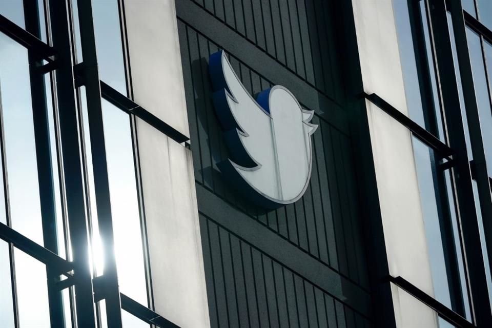 El logo de Twitter afuera de sus oficinas en San Francisco, el 19 de diciembre.