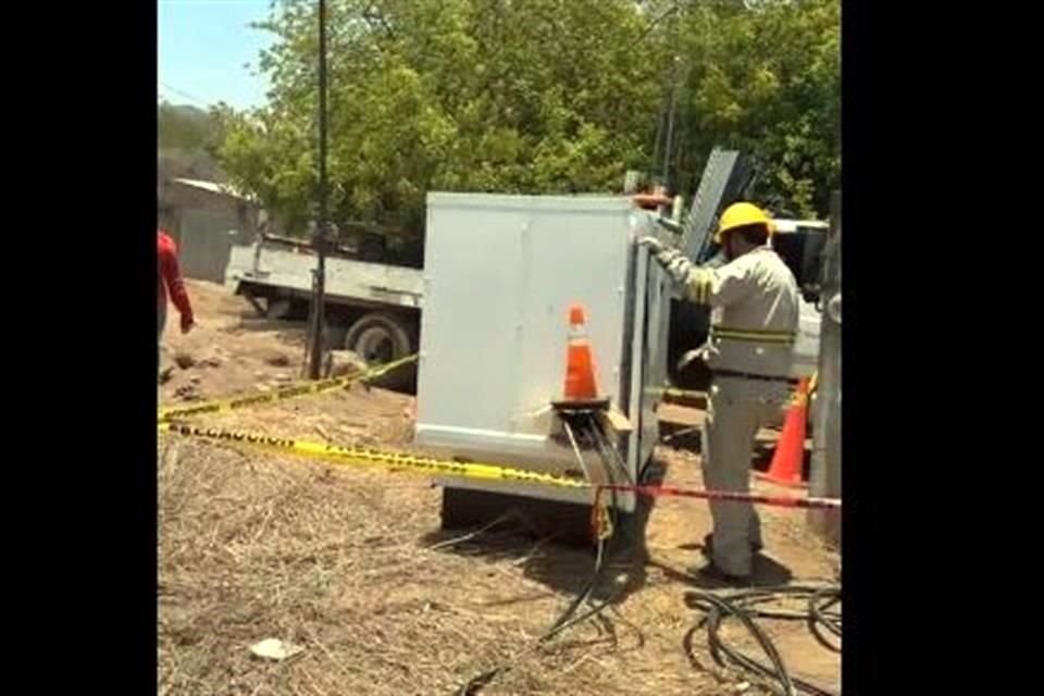 Trabajadores de CFE se encuentran en Zirándaro, Guerrero, tratando de restablecer la energía eléctrica en comunidades y en una bomba de agua potable.