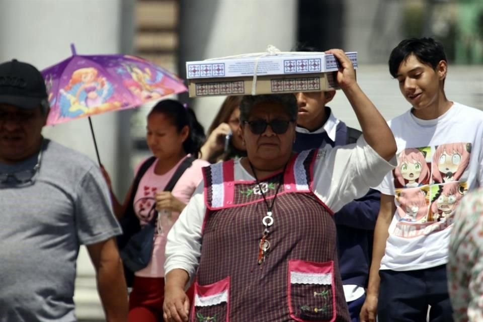 Capitalinos usan lo que pueden para cubrirse del sol.