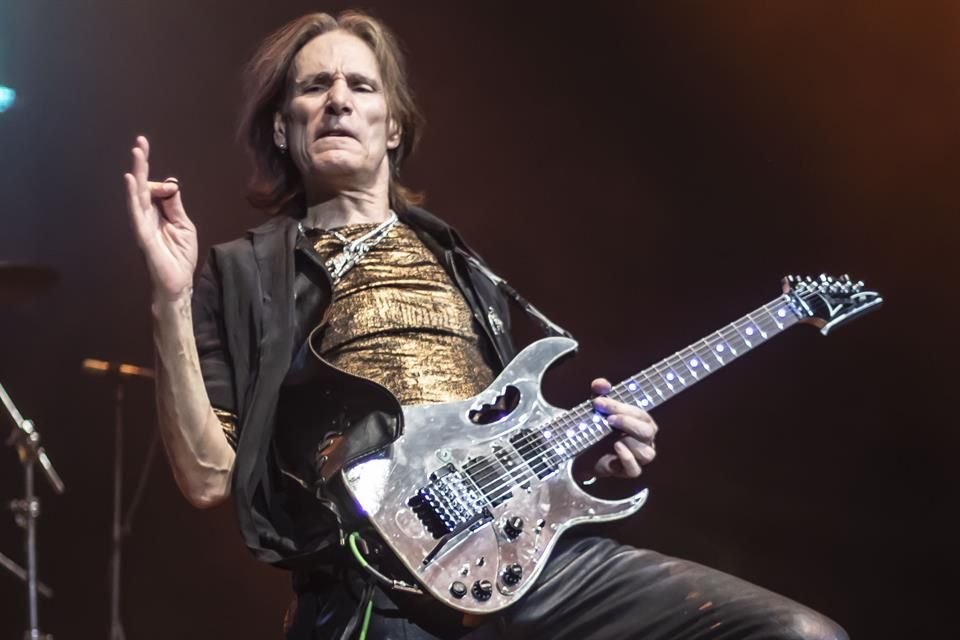El guitarrista asegura que cada persona le ha dejado una gran lección.
