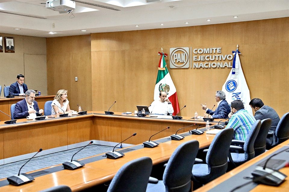 Marko Cortés, dirigente del PAN, se reunió con integrantes del Consejo Electoral Ciudadano que organiza las elecciones primarias de la Oposición.