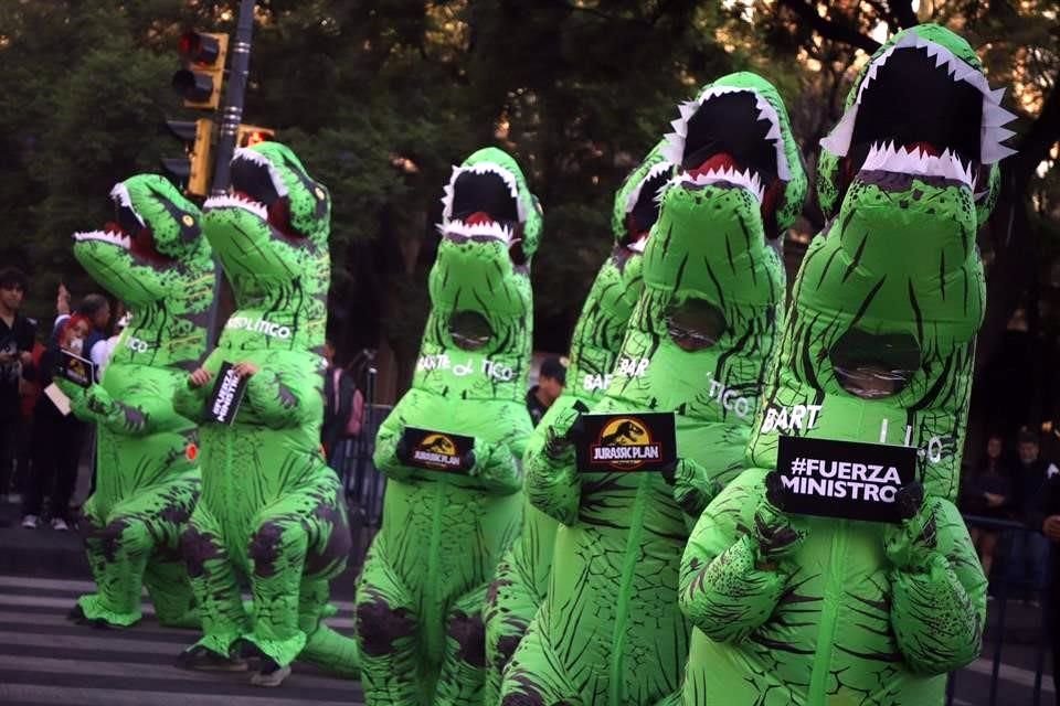 Los dinosaurios que llevó la panista a Palacio Nacional y la Corte.