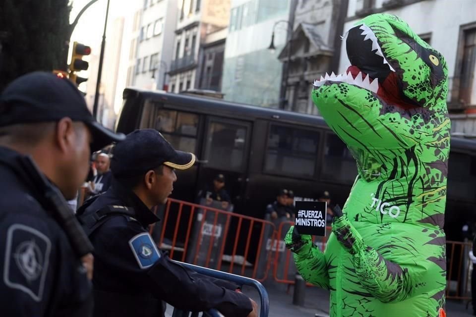 Los dinosaurios que llevó la panista a Palacio Nacional y la Corte.