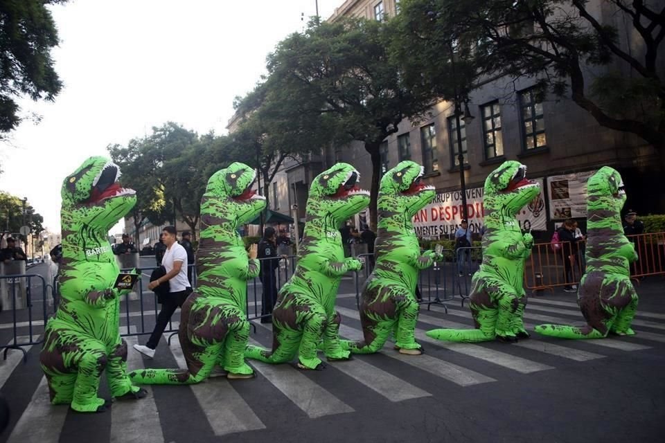 Los dinosaurios que llevó la panista a Palacio Nacional y la Corte.