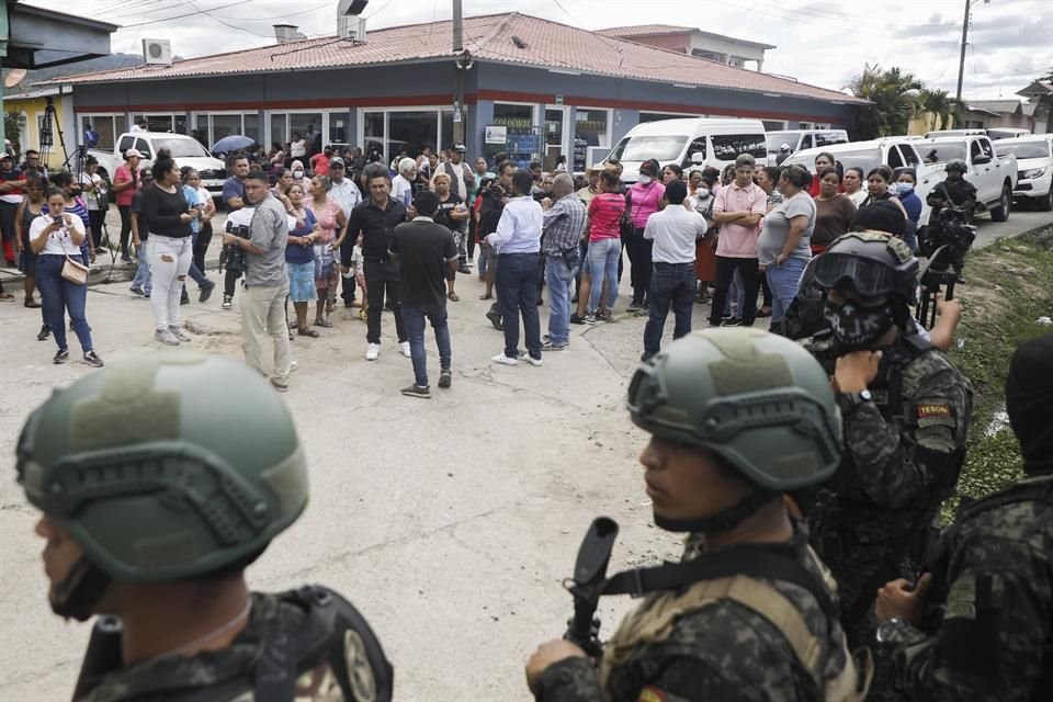 La Policía resguarda la entrada de la cárcel de mujeres de Tamara, a las afueras de Tegucigalpa, Honduras, el 20 de junio de 2023.
